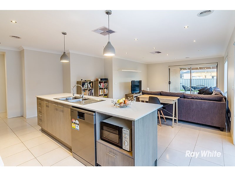 42 Challenger Circuit, Cranbourne East VIC 3977