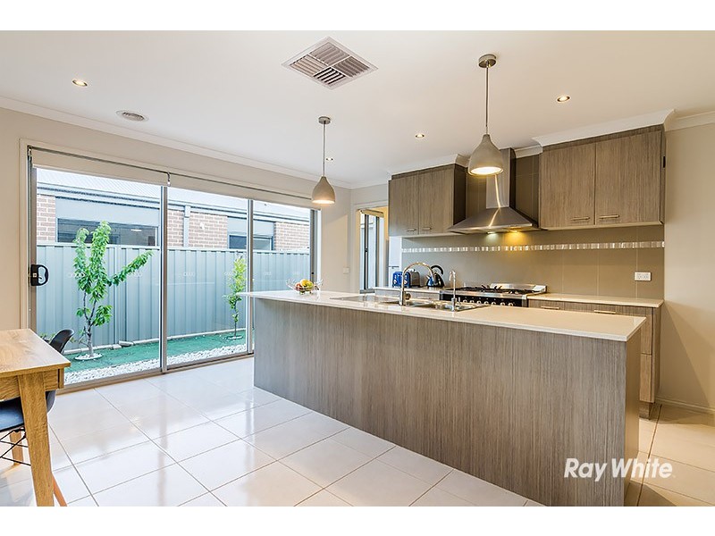 42 Challenger Circuit, Cranbourne East VIC 3977