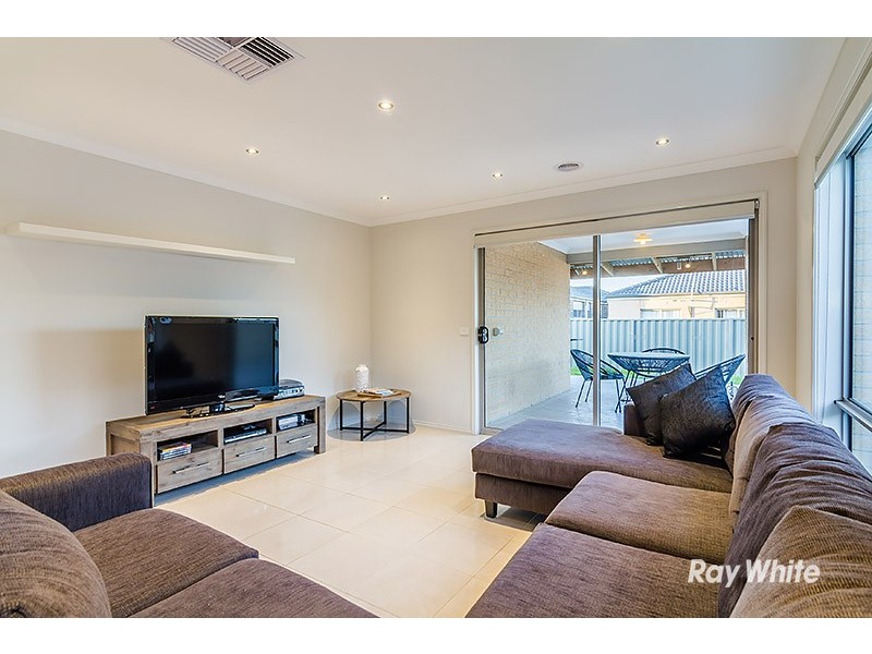 42 Challenger Circuit, Cranbourne East VIC 3977