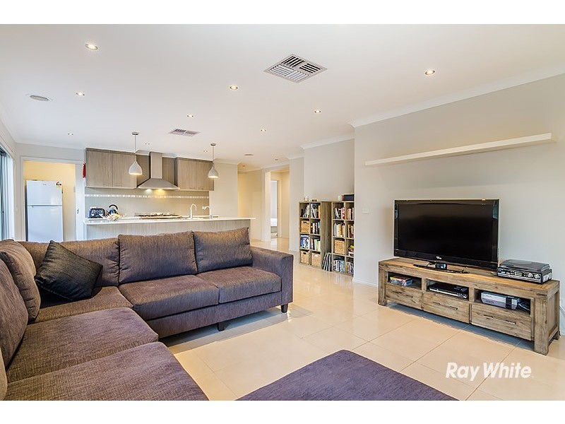 42 Challenger Circuit, Cranbourne East VIC 3977