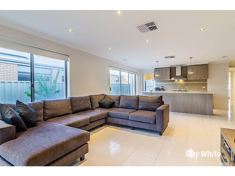 42 Challenger Circuit, Cranbourne East VIC 3977