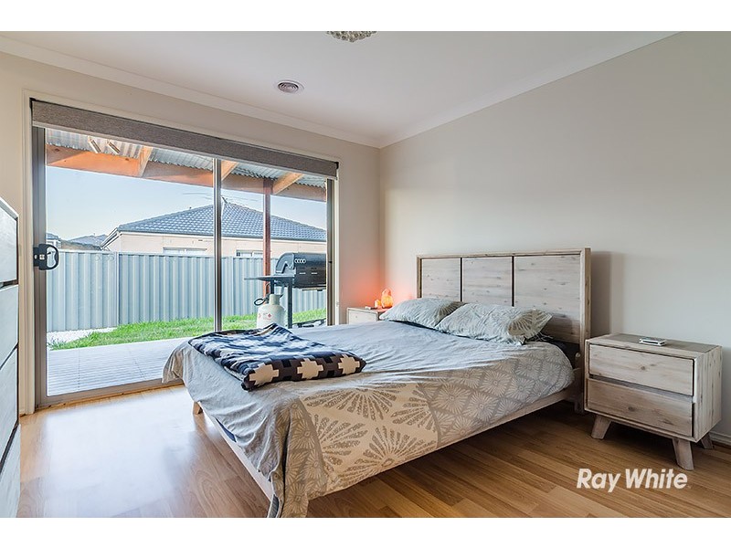 42 Challenger Circuit, Cranbourne East VIC 3977