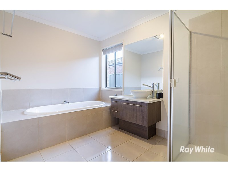 42 Challenger Circuit, Cranbourne East VIC 3977