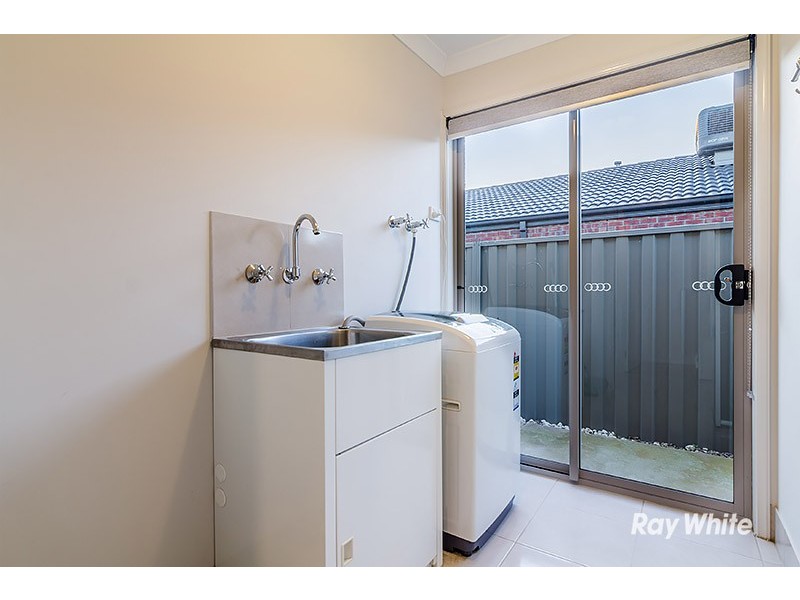 42 Challenger Circuit, Cranbourne East VIC 3977
