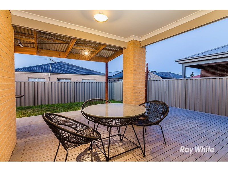 42 Challenger Circuit, Cranbourne East VIC 3977