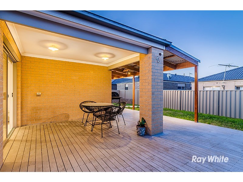 42 Challenger Circuit, Cranbourne East VIC 3977