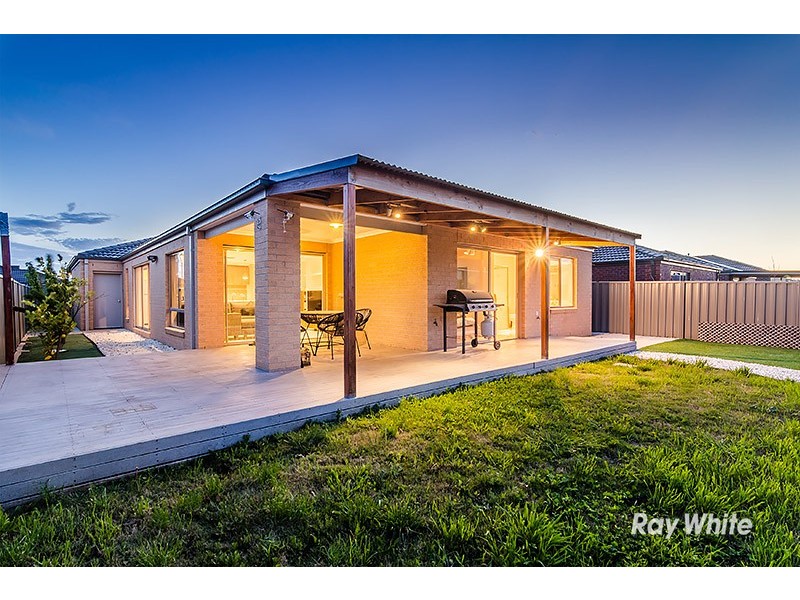 42 Challenger Circuit, Cranbourne East VIC 3977