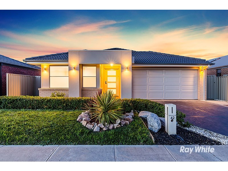 42 Challenger Circuit, Cranbourne East VIC 3977