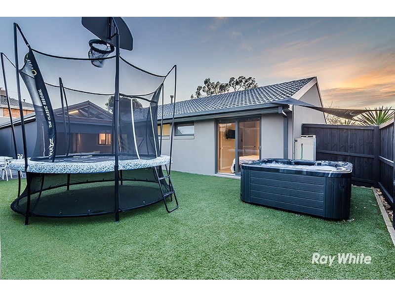 8 Porto Court, Cranbourne North VIC 3977