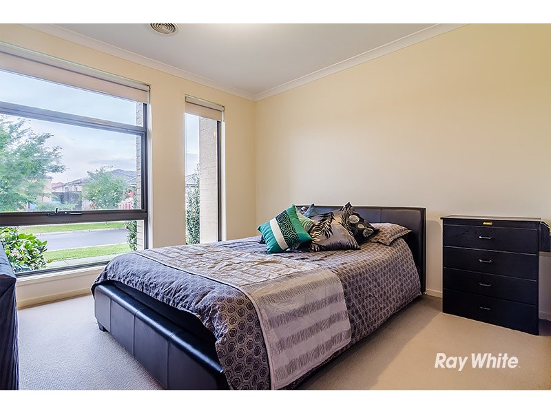 16 Lusitano Way, Clyde North VIC 3978
