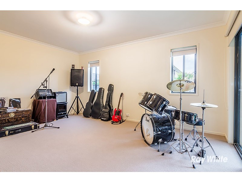 16 Lusitano Way, Clyde North VIC 3978