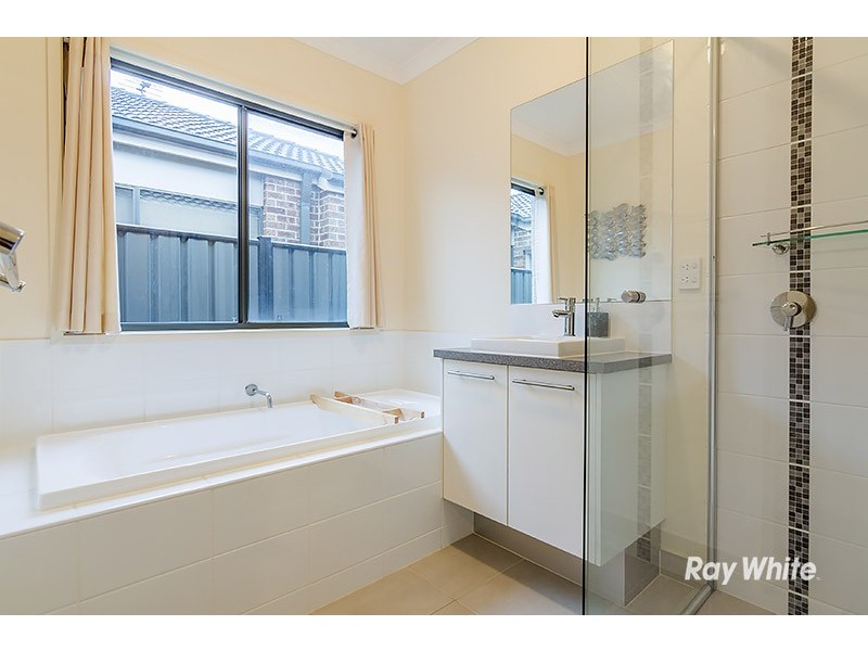 16 Lusitano Way, Clyde North VIC 3978