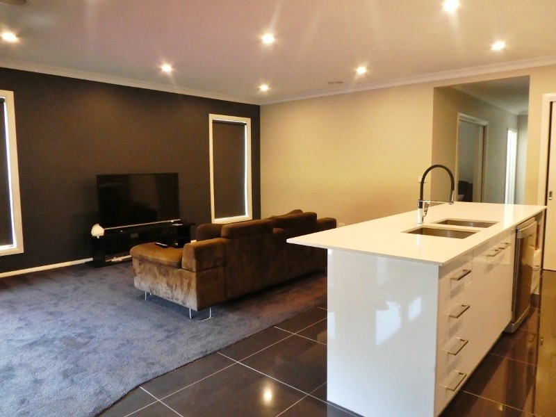 14 Queensberry Street, Cranbourne West VIC 3977