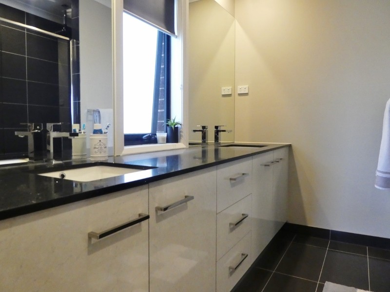 14 Queensberry Street, Cranbourne West VIC 3977