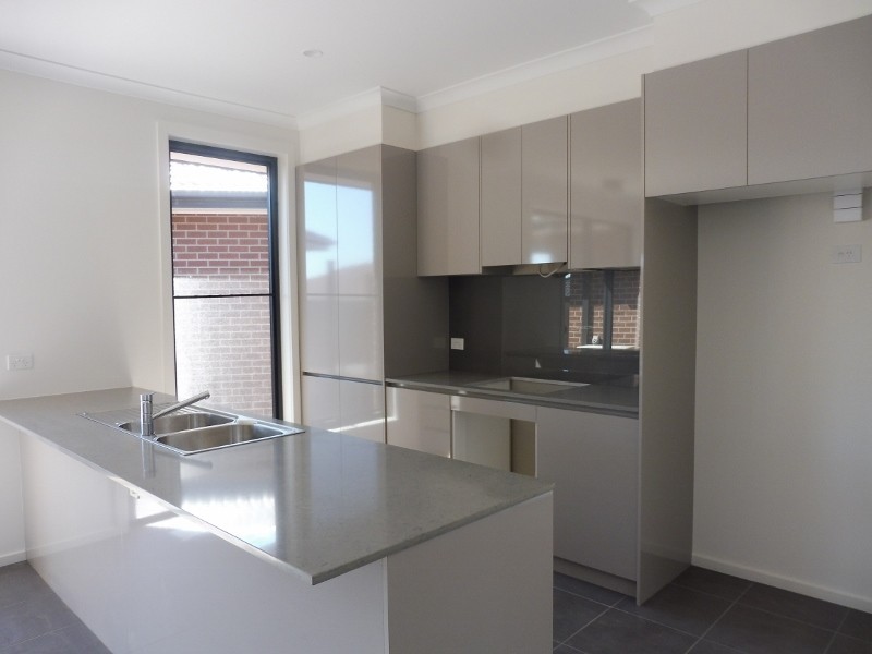 1 Kinkade Close, Cranbourne East VIC 3977