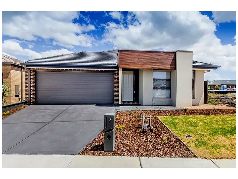 7 Almondbank Road, Cranbourne East VIC 3977