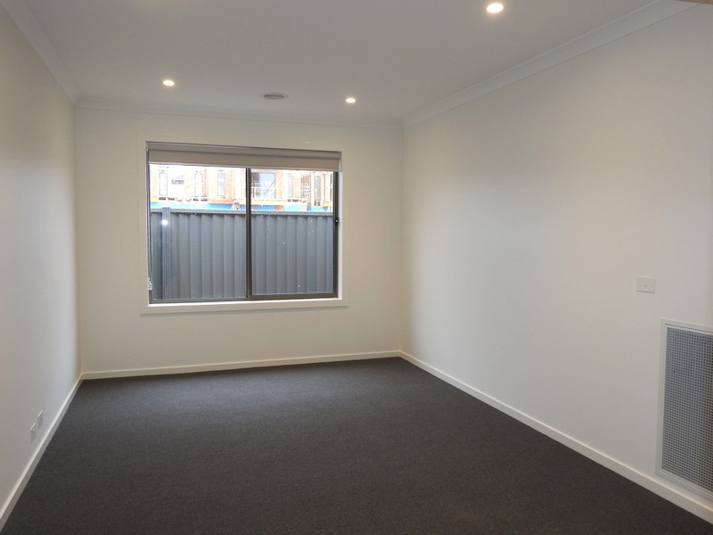 7 Almondbank Road, Cranbourne East VIC 3977