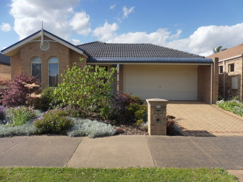 16 Latrobe Avenue, Pakenham VIC 3810