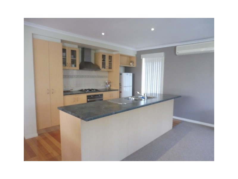 16 Latrobe Avenue, Pakenham VIC 3810