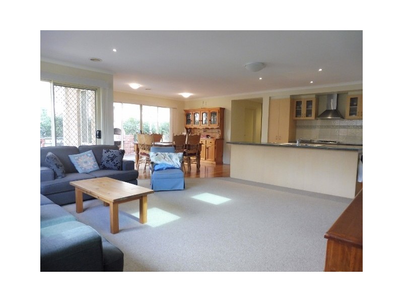 16 Latrobe Avenue, Pakenham VIC 3810