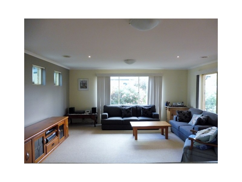 16 Latrobe Avenue, Pakenham VIC 3810