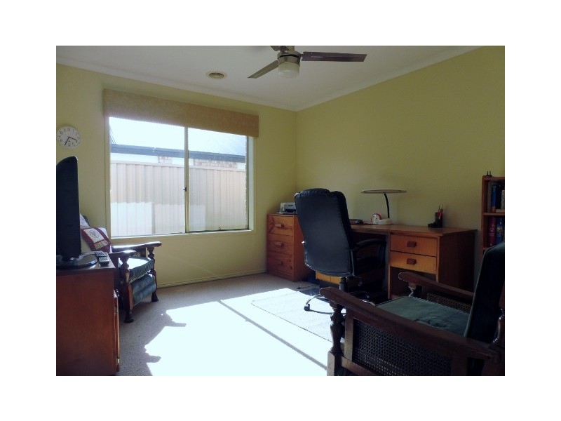 16 Latrobe Avenue, Pakenham VIC 3810