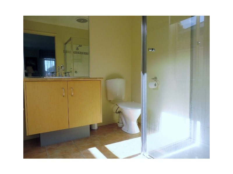 16 Latrobe Avenue, Pakenham VIC 3810