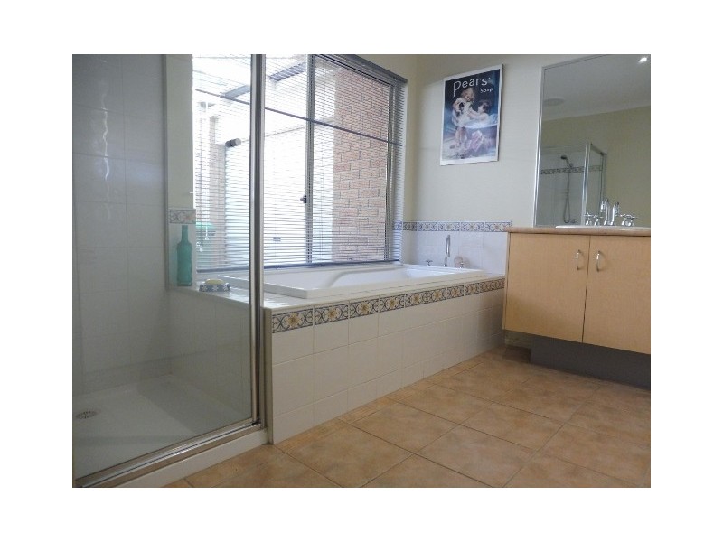 16 Latrobe Avenue, Pakenham VIC 3810