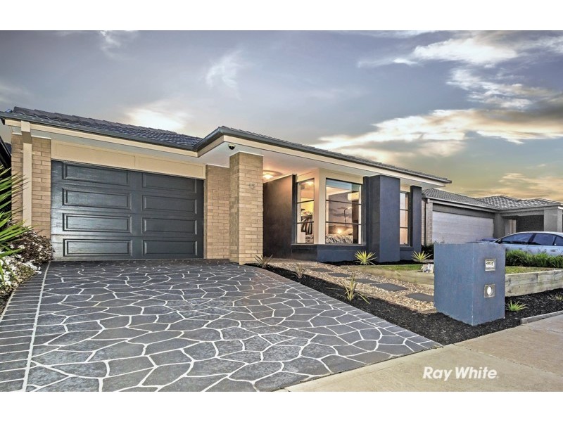13 Rhinelander Close, Clyde North VIC 3978