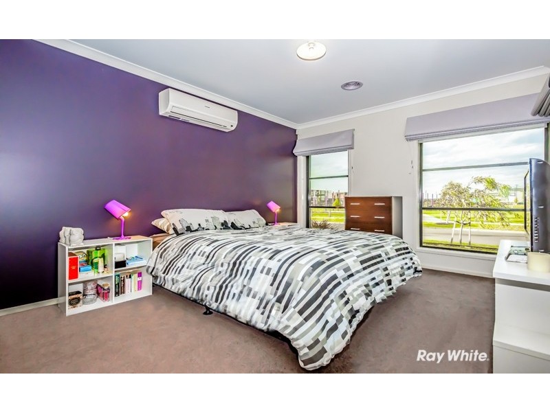 13 Rhinelander Close, Clyde North VIC 3978