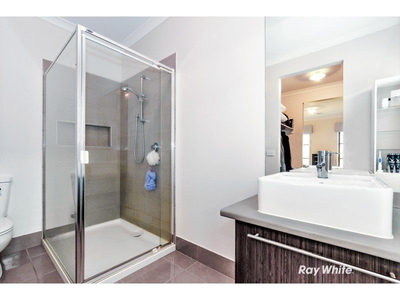 13 Rhinelander Close, Clyde North VIC 3978