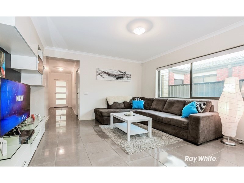 13 Rhinelander Close, Clyde North VIC 3978