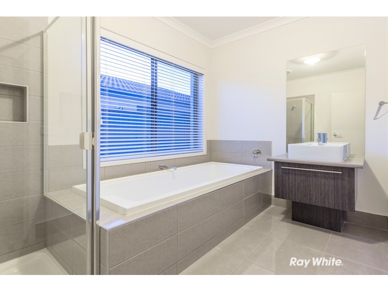 13 Rhinelander Close, Clyde North VIC 3978
