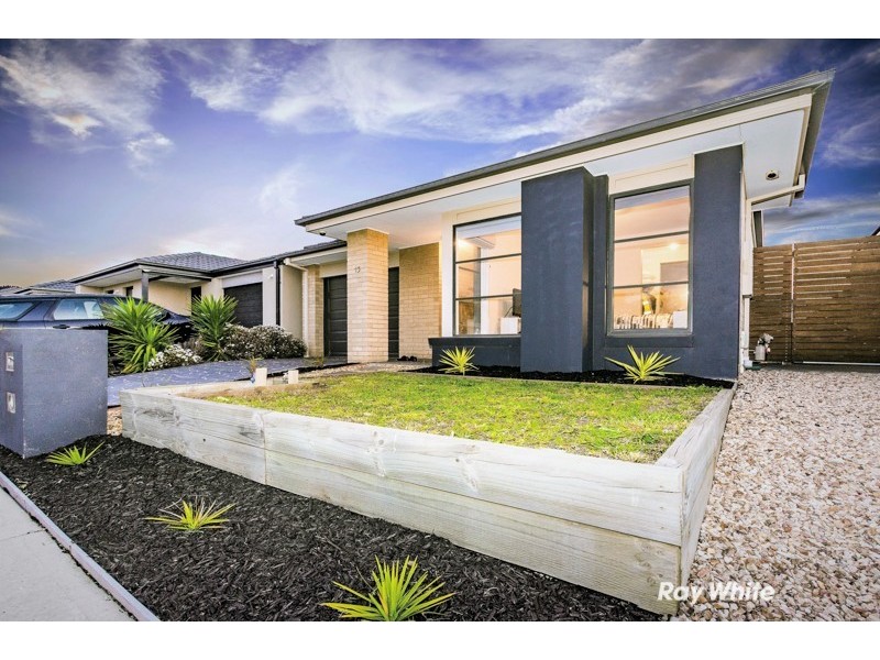 13 Rhinelander Close, Clyde North VIC 3978