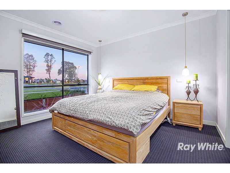 42 Asteria Crescent, Cranbourne West VIC 3977