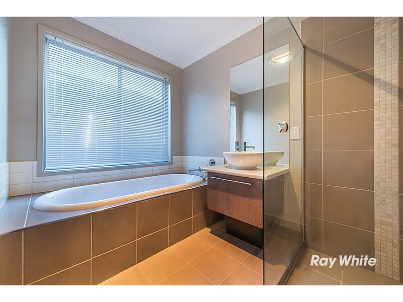 4 Rocky Street, Cranbourne East VIC 3977