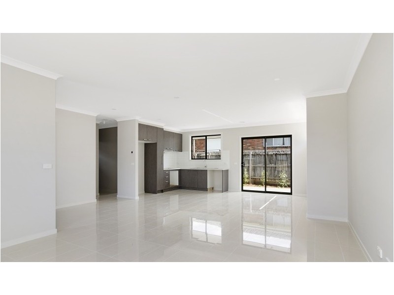 2/15 Dearing Avenue, Cranbourne VIC 3977