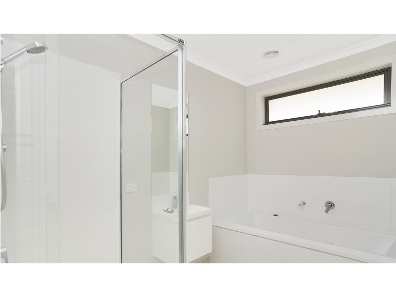 2/15 Dearing Avenue, Cranbourne VIC 3977