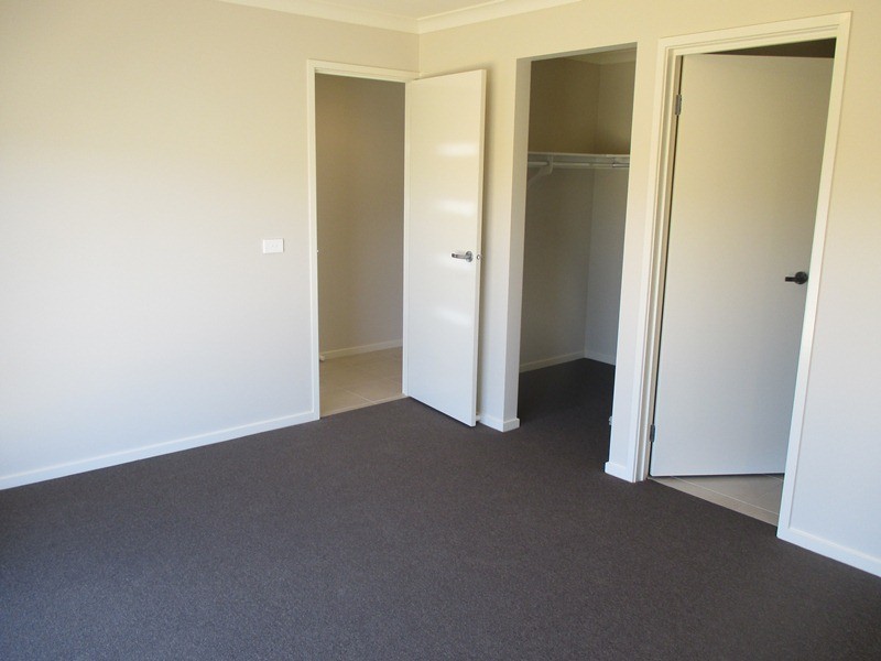 60 Genevieve Circuit, Cranbourne East VIC 3977