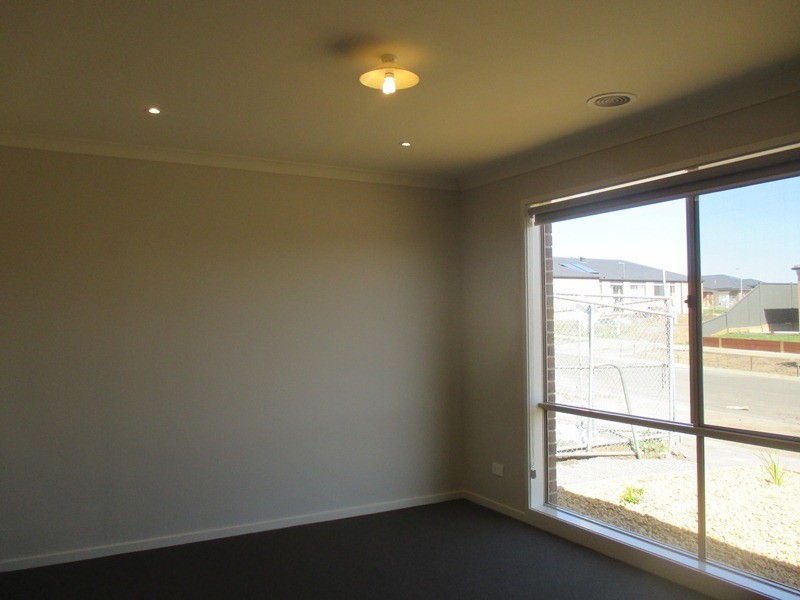 60 Genevieve Circuit, Cranbourne East VIC 3977