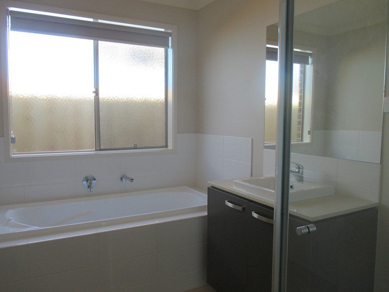 60 Genevieve Circuit, Cranbourne East VIC 3977