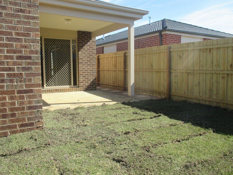 60 Genevieve Circuit, Cranbourne East VIC 3977