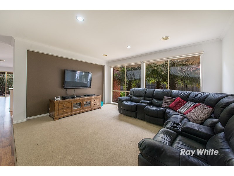 33 Jagger Circuit, Cranbourne East VIC 3977