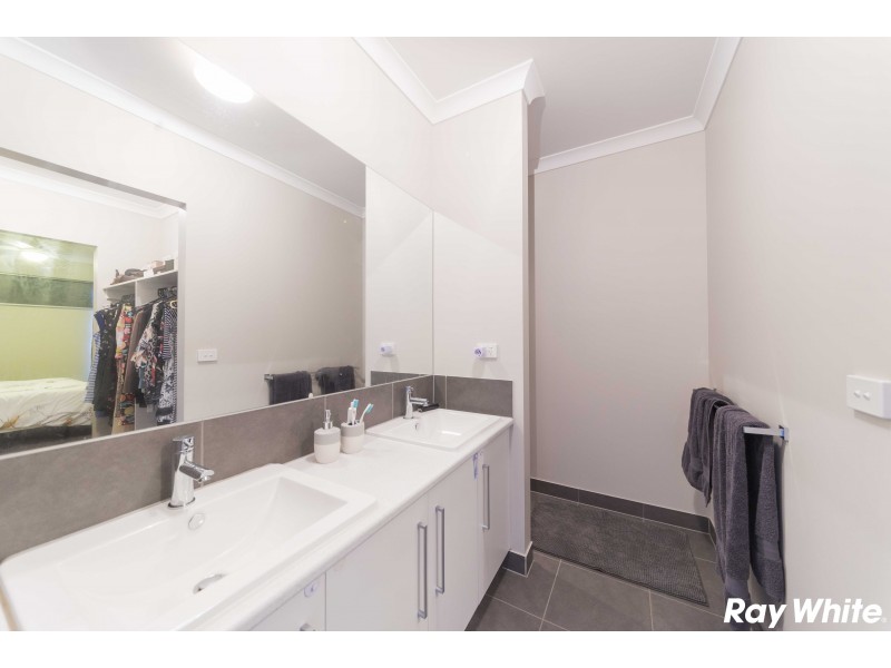 26 Davenport Crescent, Cranbourne West VIC 3977