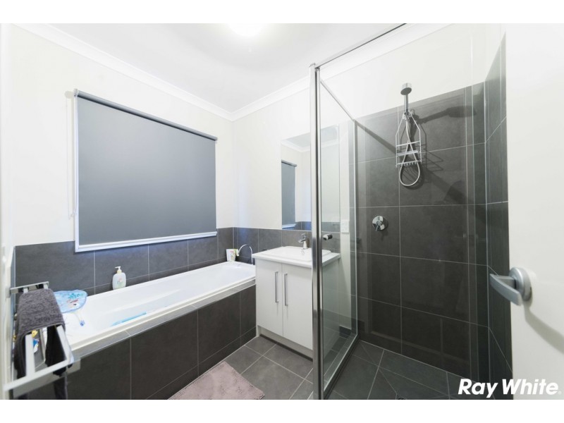 26 Davenport Crescent, Cranbourne West VIC 3977