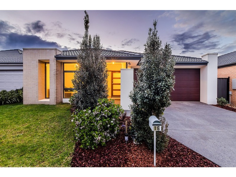 16 Lusitano Way, Clyde North VIC 3978
