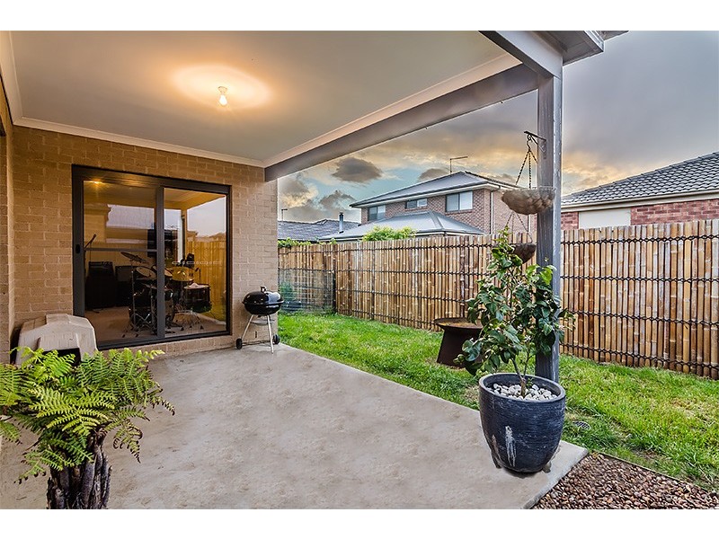 16 Lusitano Way, Clyde North VIC 3978