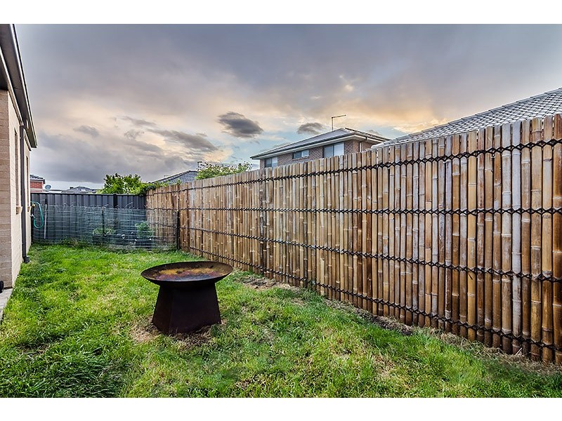 16 Lusitano Way, Clyde North VIC 3978