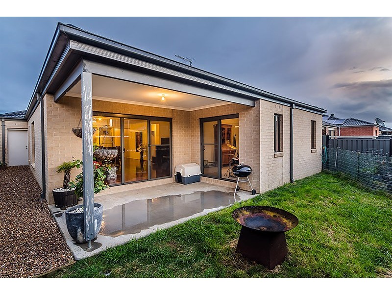 16 Lusitano Way, Clyde North VIC 3978