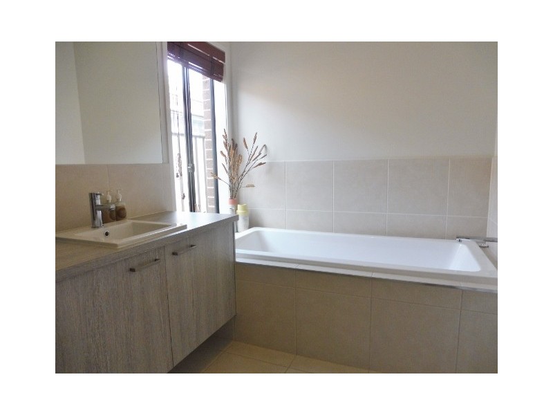 10 Dream Avenue, Clyde North VIC 3978